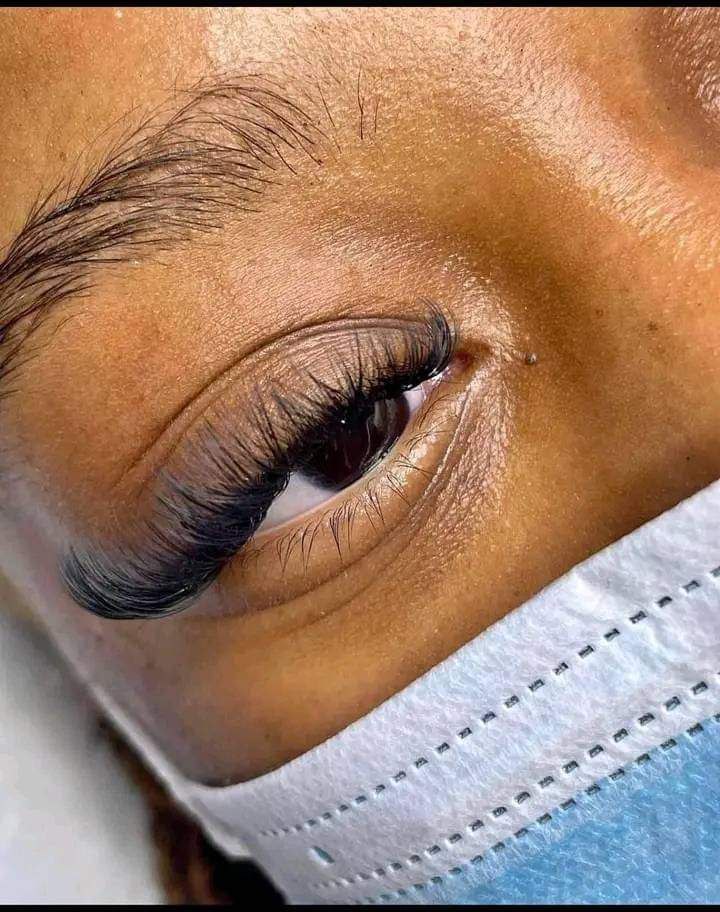 Comment choisir le bon type d'extensions de cils